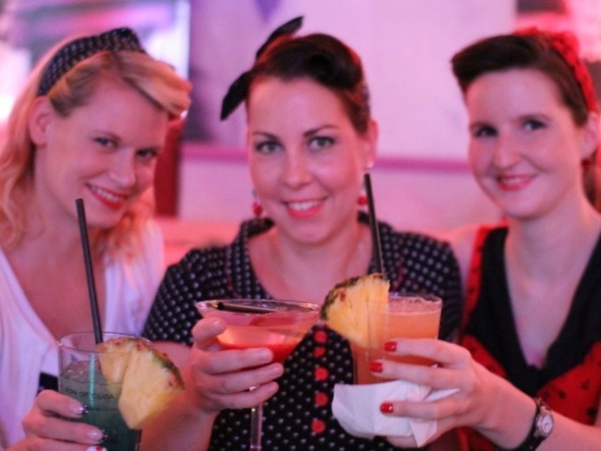 Berlin: Knutschfleck Ticket with Variety Show and Dinner - A cabaret night under Alexanderplatz