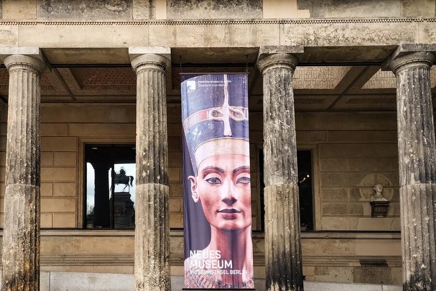 Berlin: Museum Island Guided Walking Tour - Crossing the Spree to Museum Island