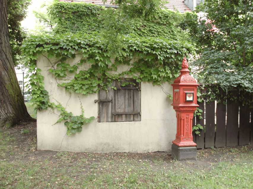 Berlin: Old Neukölln Private Walking Tour - From old schoolhouse to Comenius Garden