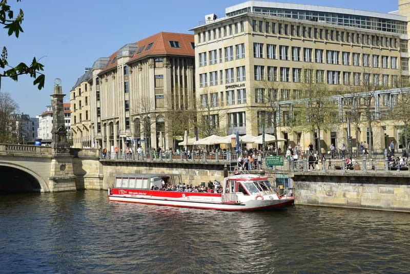 Berlin: Panoramic Boat Tour with Bilingual Audio Guide - Humboldt Forum and Nikolaiviertel from the river
