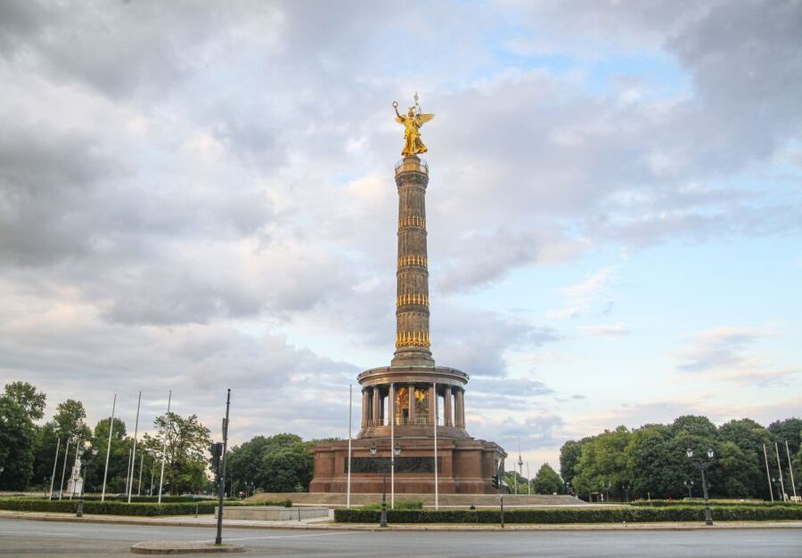 Berlin: Private 2-Hour Sightseeing Tour in Classic GDR Van - A private route through East and West Berlin