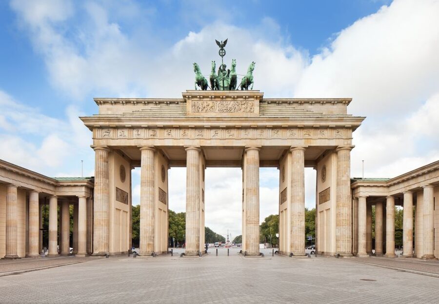Berlin: Private 2-Hour Sightseeing Tour in Classic GDR Van - Reichstag and the government district