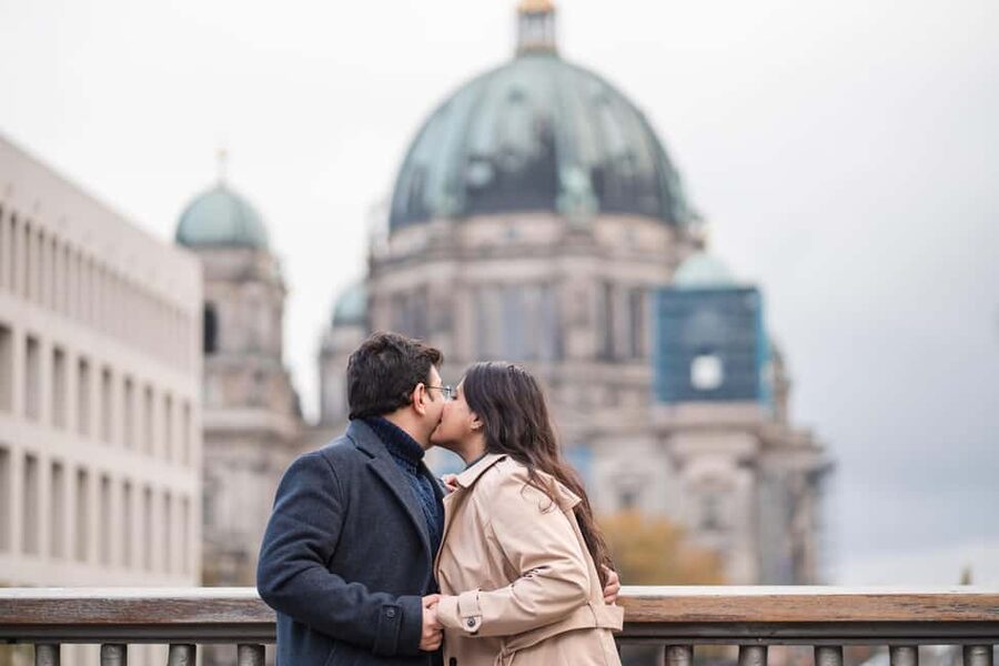 Berlin: Private Photo Session with Professional Photographer - Friedrichsbrücke and the Neues Museum Colonnade