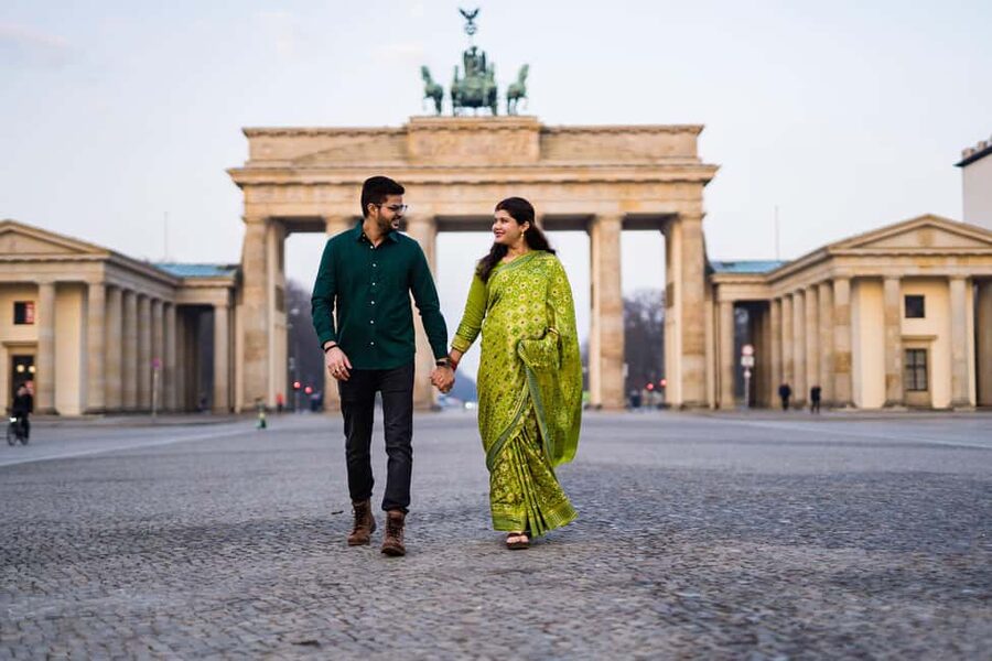 Berlin: Private Photo Session with Professional Photographer - James Simon Gallery and Lustgarten