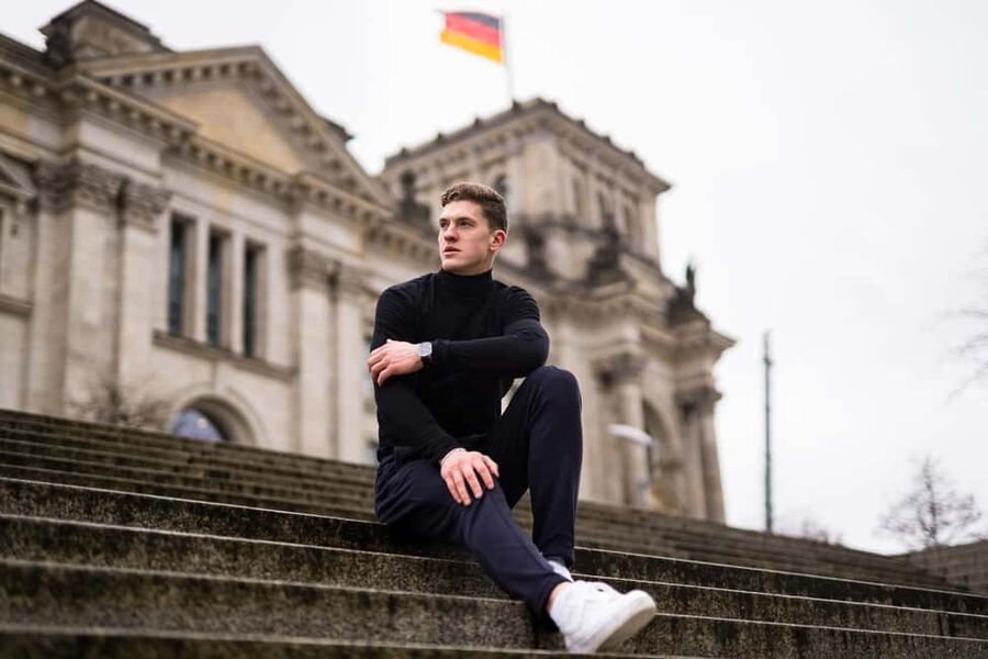 Berlin: Private Photo Session with Professional Photographer - Brandenburg Gate, the government district, and the Reichstag