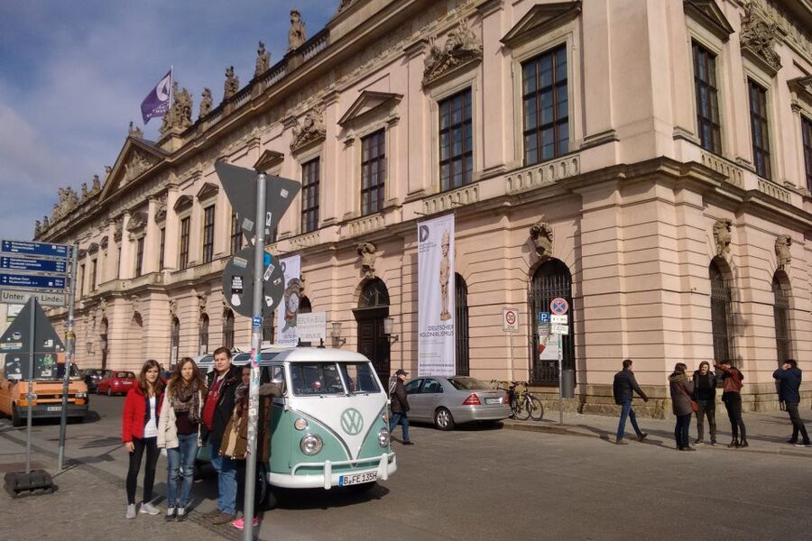 Berlin: Private Sightseeing Tour in Iconic Oldtimer VW Bus - A private format that works for families