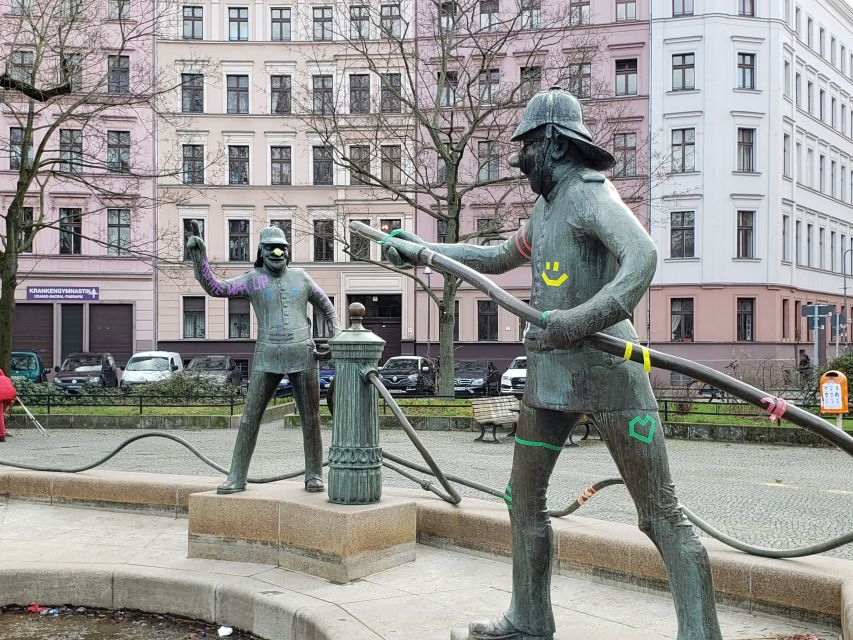 Berlin: Private tour through the district of Kreuzberg - The former death strip and the tree house