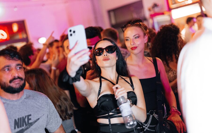 Berlin: Pub Crawl with Shots and VIP Club Entry - Friedrichshain changes the mood
