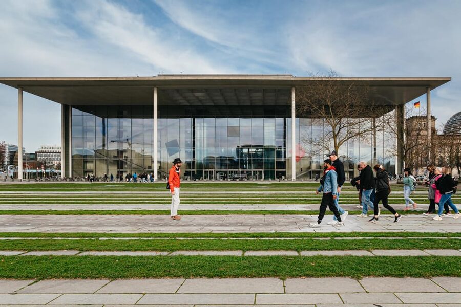 Berlin: Reichstag, Dome and Government District Guided Tour - What the guides add to the experience