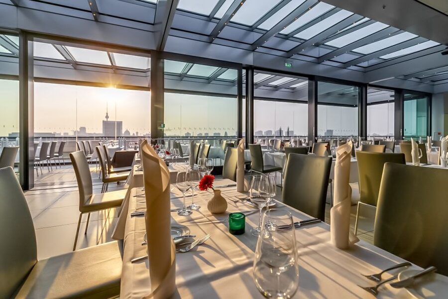 Berlin: Rooftop Dinner at the Käfer Restaurant Reichstag - Watching Berlin change after sunset