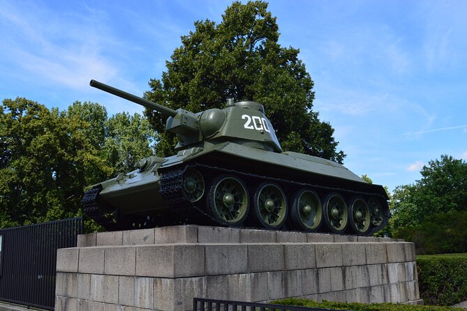 Berlin's Best: 2 Hour Walking Tour Third Reich and the Cold War - Starting at Brandenburg Gate and the Reichstag