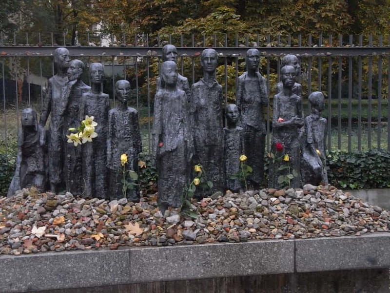 Berlin‘s Jewish Heritage Private Tour With Jacob - The Holocaust Memorial and the weight of memory