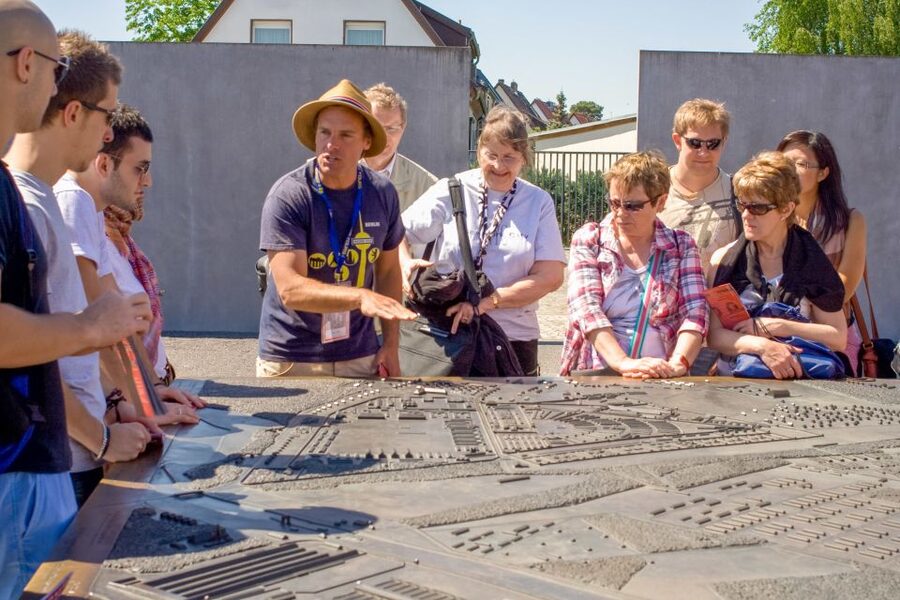Berlin: Sachsenhausen Concentration Camp Bus Tour in English - The ride to Oranienburg