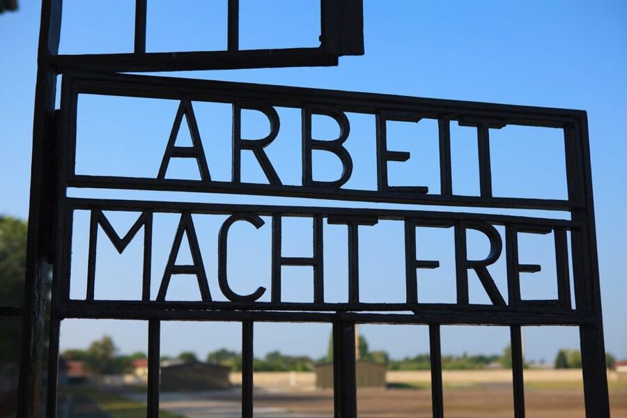 Berlin: Sachsenhausen Memorial 6-Hour Tour in Spanish - The A Tower and the camp entrance