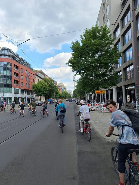 Berlin: Secrets of Berlin Bike Tour - Hackescher Höfe and the courtyards behind the shops
