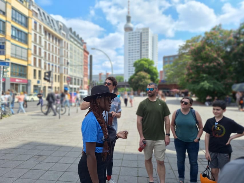 Berlin: Secrets of Berlin Bike Tour - A Späti break, with your own drink budget