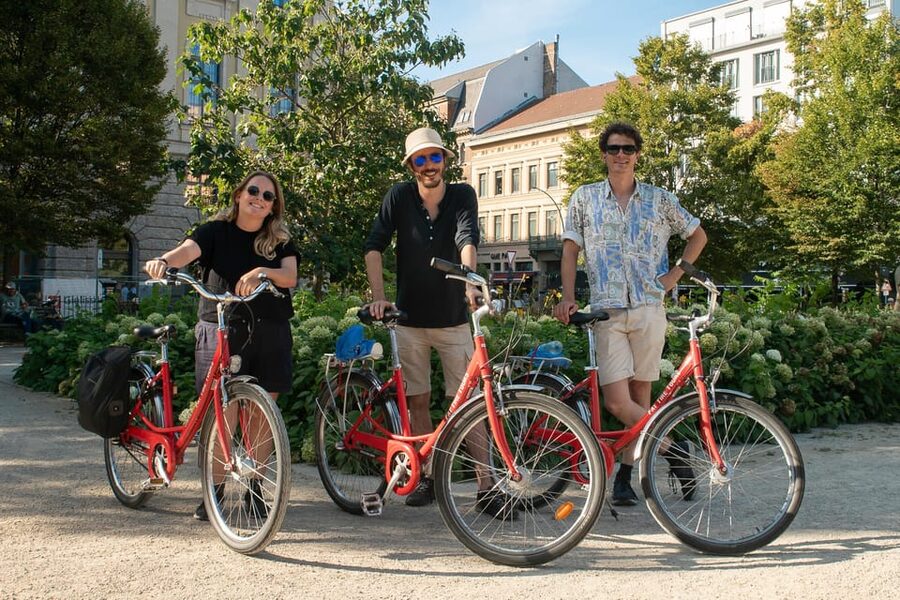 Berlin: Secrets of Berlin Bike Tour - Dead Chicken Alley and street art without a museum ticket