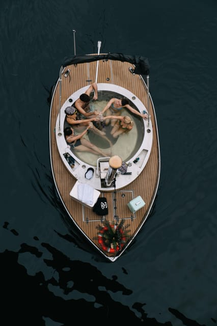Berlin: Self-drive hot tub boat experience - Steering the electric boat along the Spree