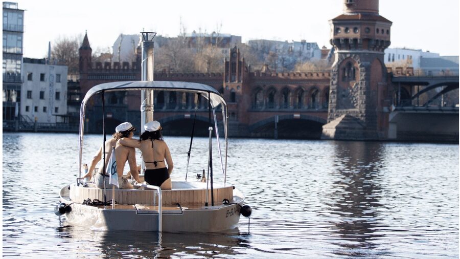 Berlin: Self-drive hot tub boat experience - Reaching Oberbaumbrücke from the water