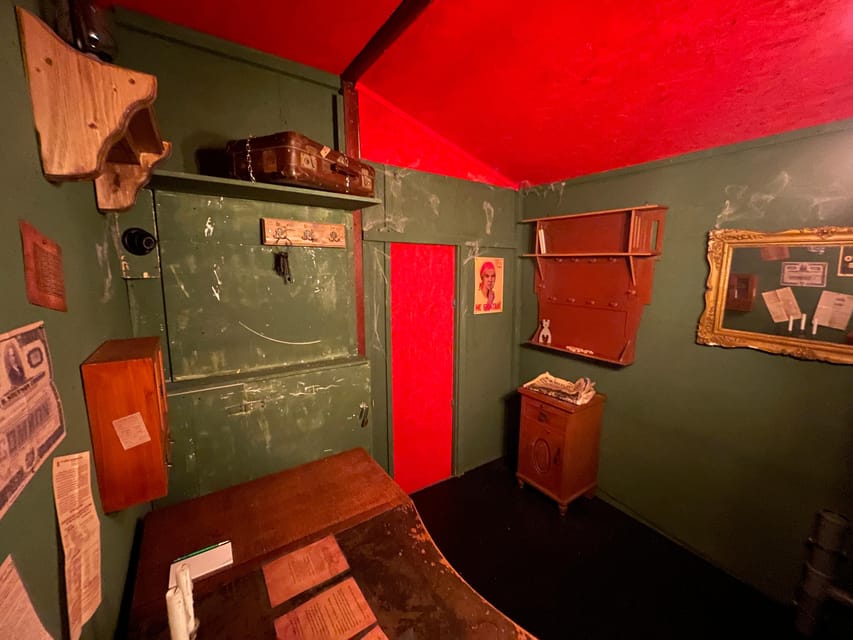 Berlin: “Shadow of the Rubber Duck” Escape Room Experience - The Water and Wave Effect