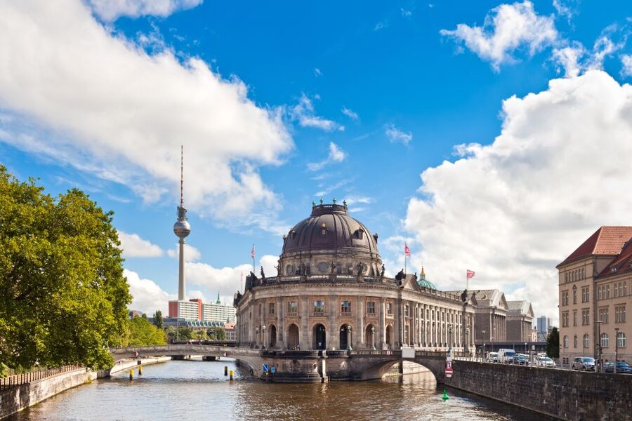 Berlin: Sights and Highlights Bike Tour with a Local Guide - From the Government District to Berlin Central Station