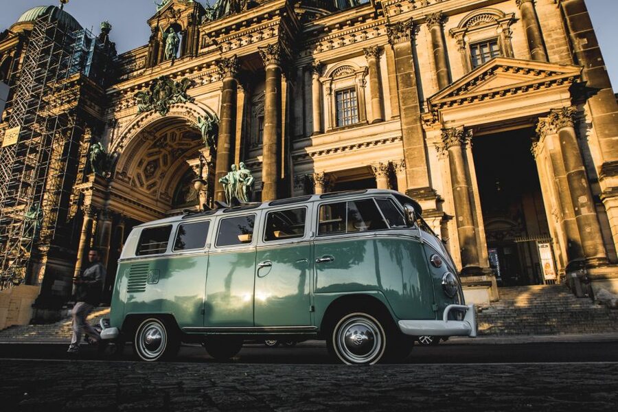 Berlin: Sightseeing Tour in Classic Volkswagen T1 Samba Bus - West Berlin through the Zoo and Kurfürstendamm