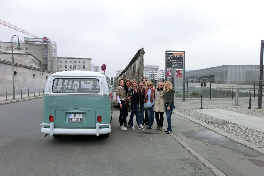 Berlin: Sightseeing Tour in Classic Volkswagen T1 Samba Bus - Friedrichstraße, Checkpoint Charlie, and Gendarmenmarkt