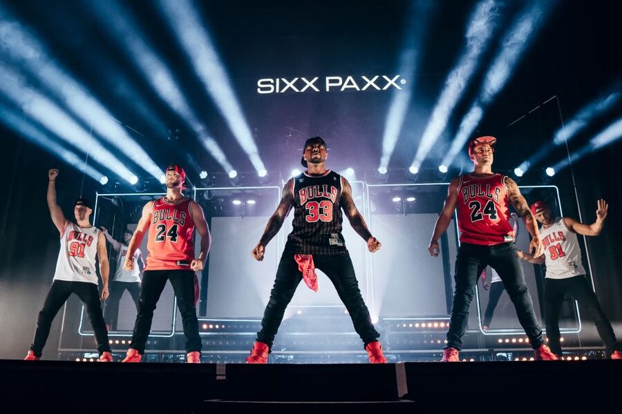 Berlin: SIXX PAXX Theater Show - The performance style: singing, dancing, and acrobatics