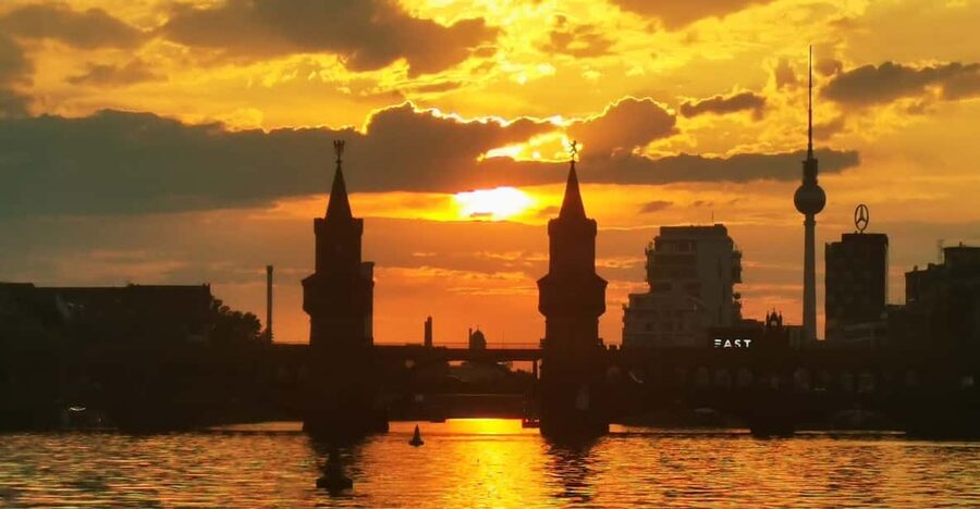 Berlin: Solar Powered Sunset Catamaran Cruise & Audio Guide - Passing through the Mühlendamm lock