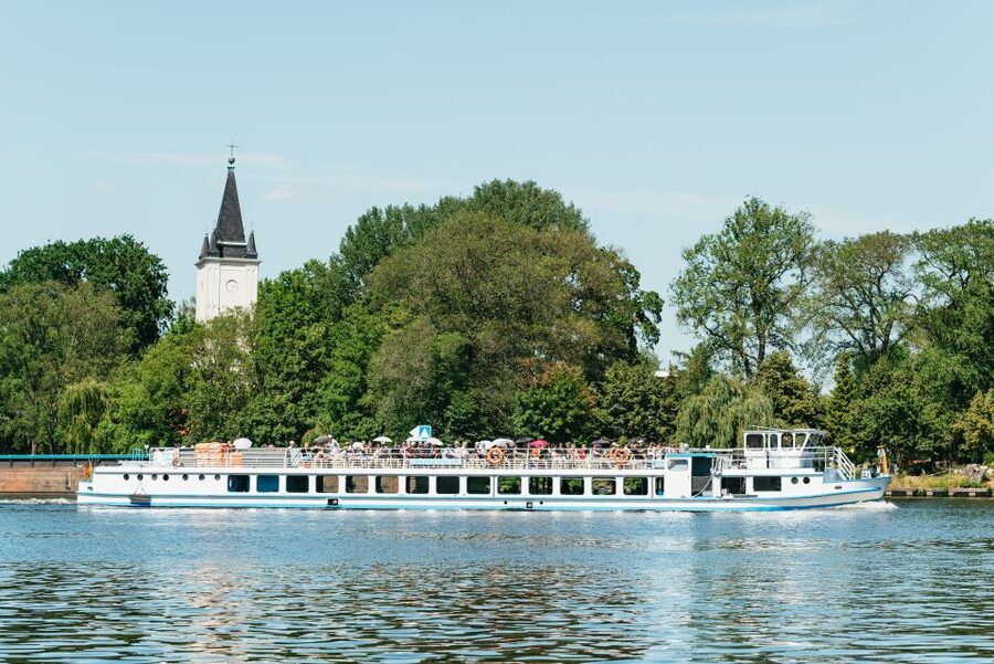 Berlin: Spree Boat Tour to Müggelsee - Köpenick, the Captain, and the palace