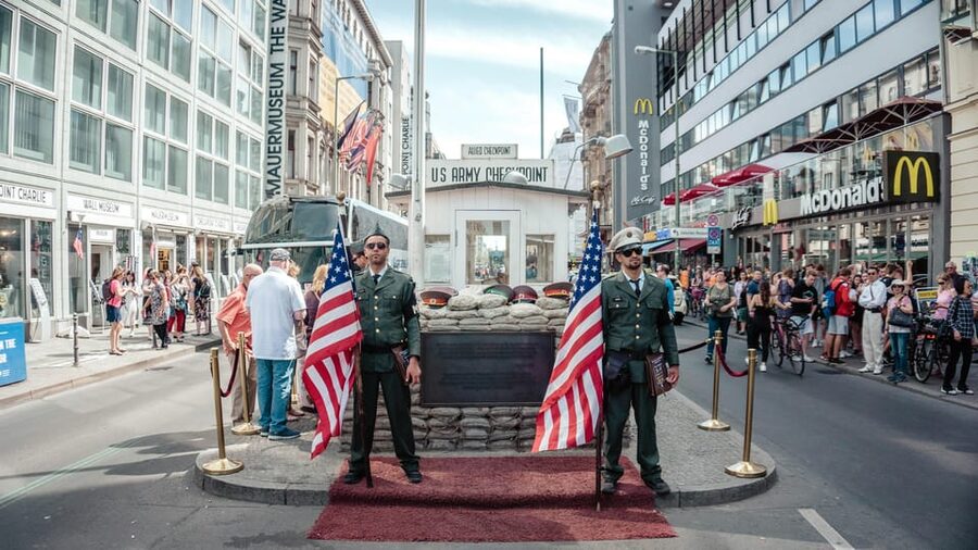 Berlin: Tour with Private Guide - Checkpoint Charlie and the Berlin Wall Memorial