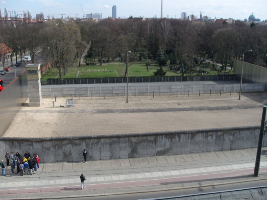 Berlin Wall History Small Group Cycling Tour - Invaliden Graveyard and the former Invalidenstraße crossing