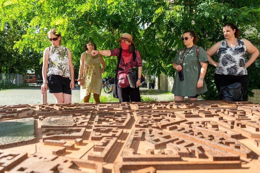 Berlin Wall: Small Group Guided Tour - Crossing Schwedter Steg near Mauerpark