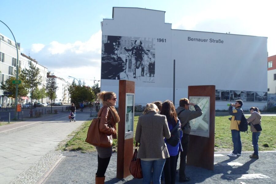 Berlin Wall: Small Group Guided Tour - Following the former death strip