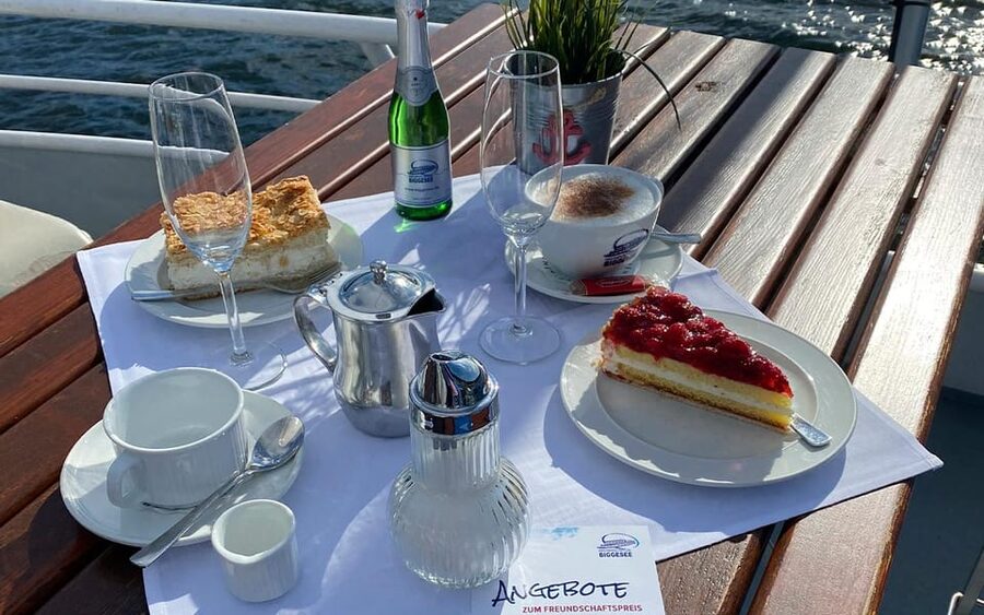 Biggesee: Boat Tour with All-inclusive cake buffet - Three hours between lake and hills