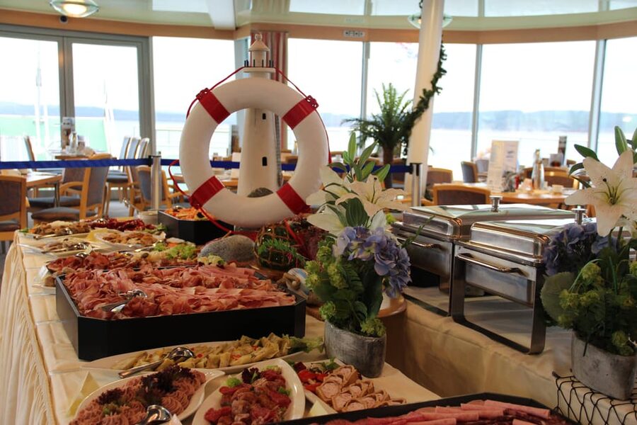 Biggesee: XXL Boat Ride with All-Inclusive Brunch Buffet - Drinks included in the $70 price