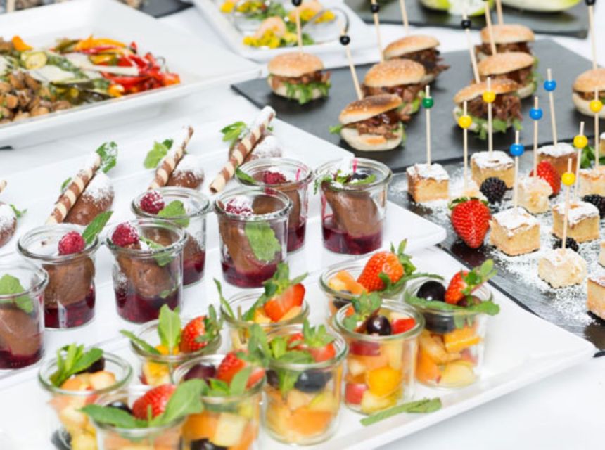 Bonn: Sunday Brunch Buffet with Cologne live music - Boarding Moby Dick at Pier 4