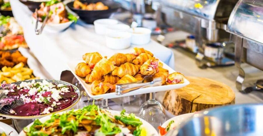 Bonn: Sunday Brunch Buffet with Cologne live music - Manni and Steff bring the local character