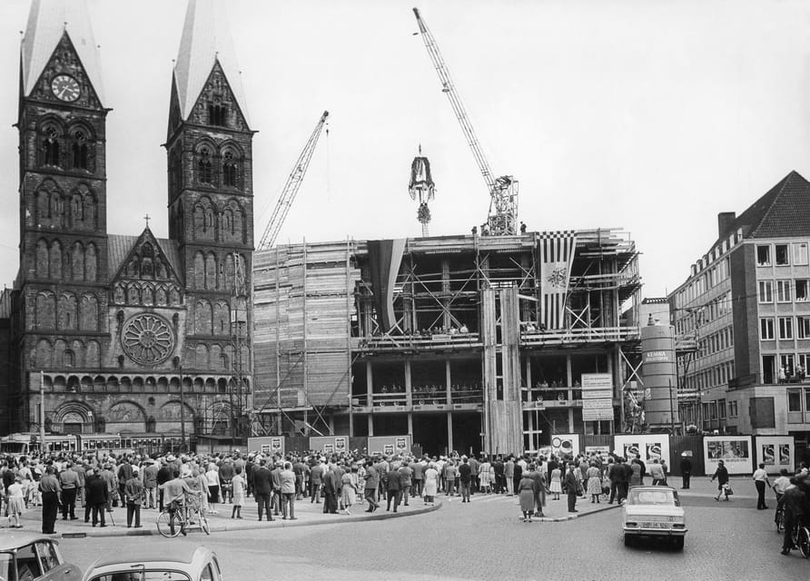 Bremen: Historic old town tour with Geo Epoche - Meeting at the cathedral and getting oriented