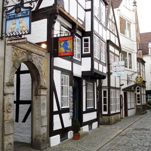 Bremen: Old Town Tour with Costumed Performer & Tour Guide - A Different Way to Meet Bremen