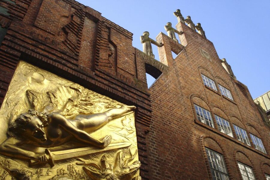 Bremen: Old Town Tour with Costumed Performer & Tour Guide - Meeting at St. Peter’s Cathedral