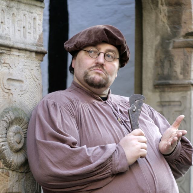 Bremen: Old Town Tour with Costumed Performer & Tour Guide - How the Guide and Performer Work Together