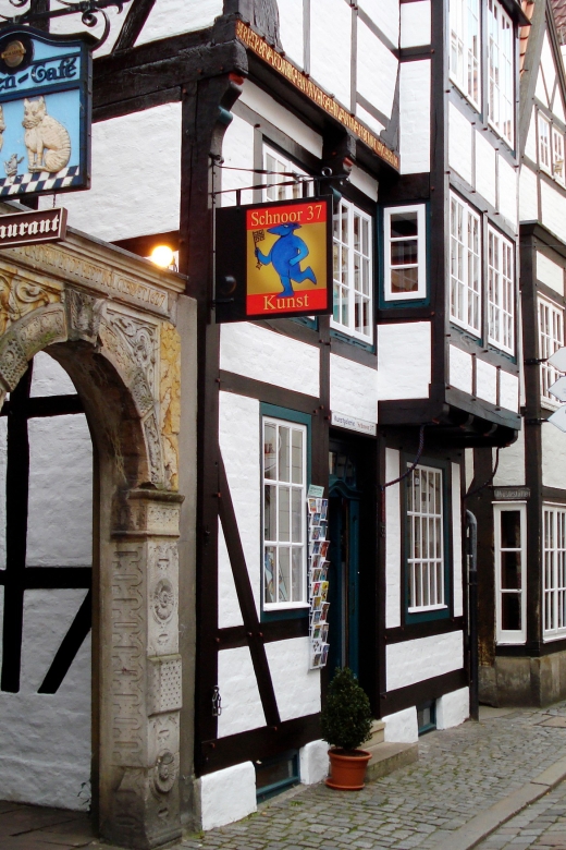 Bremen: Old Town Tour with Costumed Performer & Tour Guide - Marktplatz, Roland, and the Cathedral