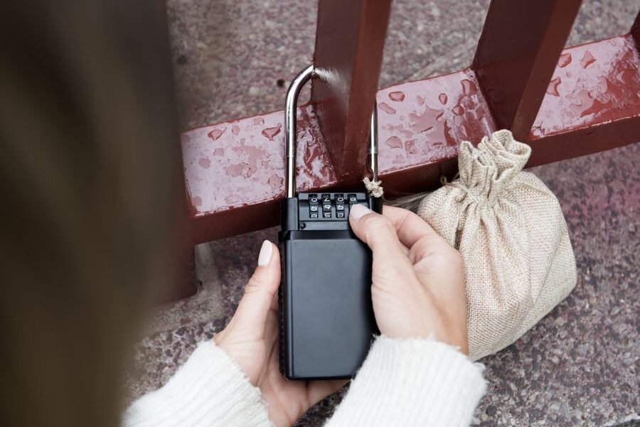 Bremen: Outdoor Escape Game in the Old Town - The first stage: learn the iPad before the clock catches you