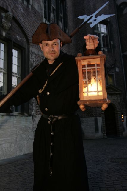 Bremen: Walking Tour in German with Night Guard - Bremen’s Market Square after dark