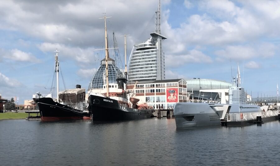Bremerhaven: Sailor's yarn, legends and sea walking tour - Along the harbor, where the stories make sense