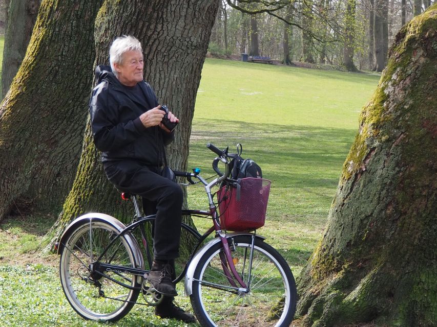 Celebs, Waterfronts and Nature Cycle Tour - Stadtpark, the viewing platform, and Stadtparksee