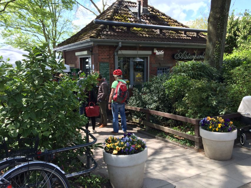 Celebs, Waterfronts and Nature Cycle Tour - Liebesinsel, Goldbekufer, and Winterhuder Kanal
