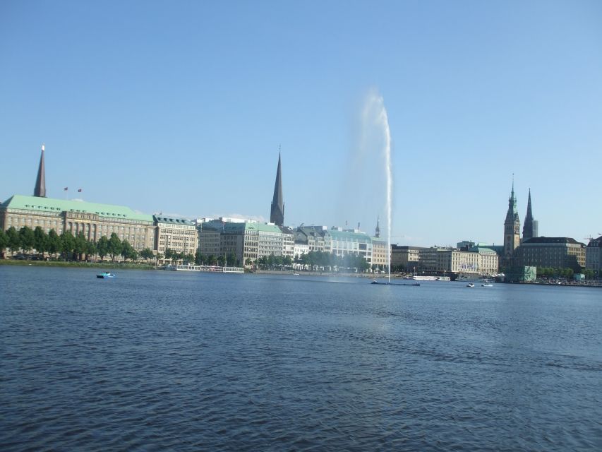 Celebs, Waterfronts and Nature Cycle Tour - Feenteich, Schwanenwijk, and Mundsburg Bridge