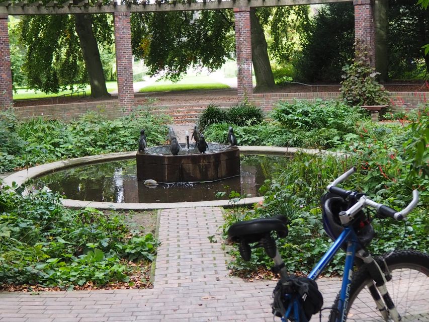 Celebs, Waterfronts and Nature Cycle Tour - The Kennedy Bridge finish and Hamburg skyline